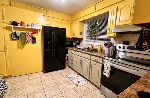 South Central House | Affordable Downtown Private Room in a House (Ferdowsi)