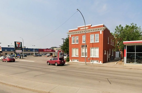 Moose Jaw Apartment | Affordable, Renovated, Double Bed, Parking, Downtown, WiFi