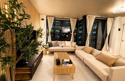 Gastown Apartment | AfterGlow Luxury Downtown 2BR Near Cruise Port & BC Place