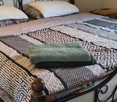 Mississauga House | Airy Room with King bed in Central Mississauga Near Airport