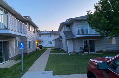 Grande Prairie Apartment | All private 2 BRoom w 2 QUEEN BEDS-1 BTHRM-FREE PARKING-FAST WI-FI-CENTRAL LOCATION