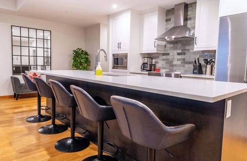 Canmore Apartment | Alpine Chic - top floor two-story mtn escape near downtown