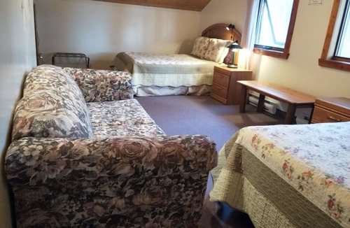 Golden Bed & Breakfast | Alpine Meadows Lodge - Double Room with Sofa