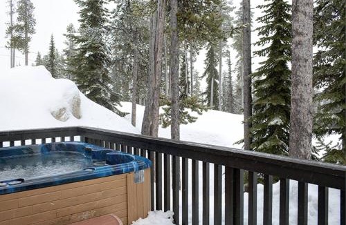 Big White Ski Resort Ski Chalet | Alpine Timber Luxury Chalet w/Hot Tub