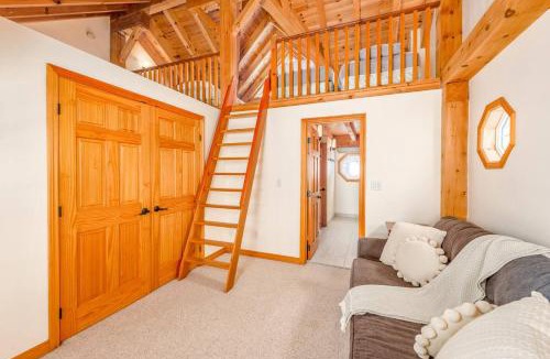 Big White Ski Resort Ski Chalet | Alpine Timber Luxury Chalet w/Hot Tub