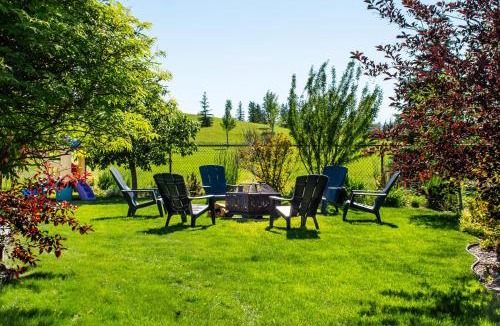 Southeast Edmonton House | Amazing Luxe Home, AC, HUGE Yard, FirePit, Pet Friendly, Sleeps 10!