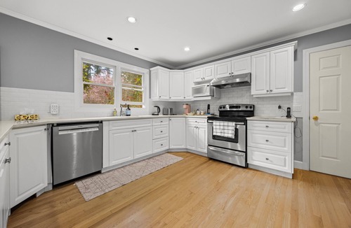 Crescent Beach House | Amazing Spacious 3BR Cozy Home Near Crescent Beach