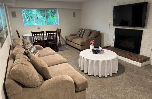 Ambleside House | Ambleside central location spacious one bedroom suite.