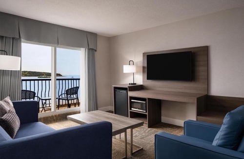 Campbell River Hotel | Anchor Inn & Suites, BW Signature Collection