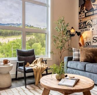 Golden House | Apres Ski, DT, MtnView, TopFloor, AC, Sleeps 6