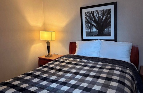 Maple Ridge Hotel | art infiniti hotel