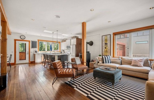 South Cambie Cabin | Ash & Iron | Lake | Hot Tub | Fire Pit | Gym | Yard