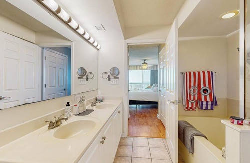 Ocean Drive Apartment | Ashworth 902