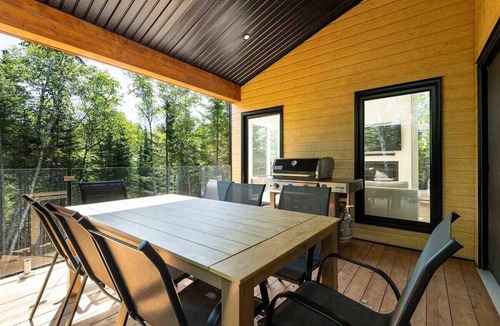 Les Eboulements Ski Chalet | Aspen 88: Hot Tub, 8km Trails & Forest Views