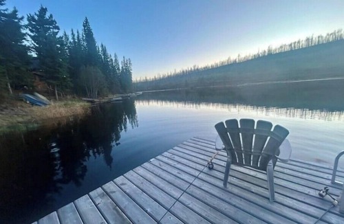 70 Mile House Cabin | Aspen View Cottage on the Lake