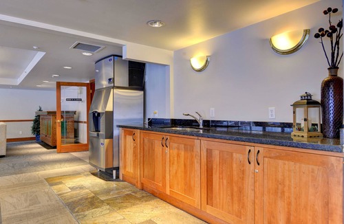 Upper Village Condo | Aspens #563 Prime Ski-in Ski-out Location! Top Floor Unit, Pool, Hot tubs, BBQ