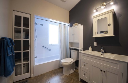 Chertsey Ski Chalet | Au Bonheur du Lac Paré! Cozy Waterfront Cottage with Private Hot Tub (327842)