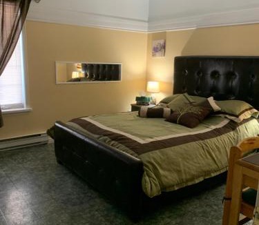 Sacre Coeur Hotel | Auberge Chez Caro