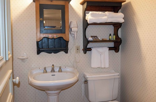 Knowlton Hotel | Auberge Lakeview Inn