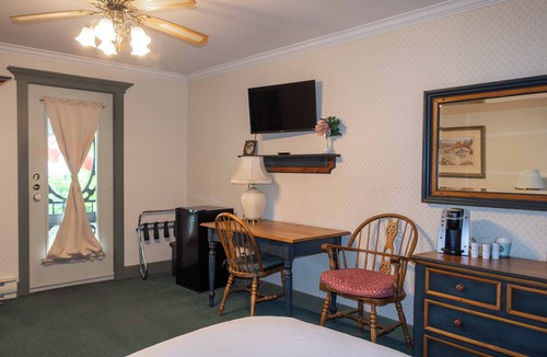 Knowlton Hotel | Auberge Lakeview Inn
