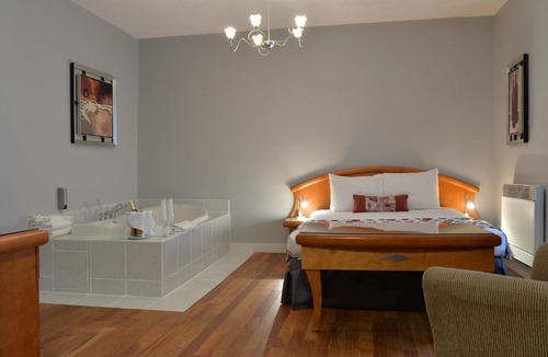 Gay Village Hotel | Auberge Le Pomerol