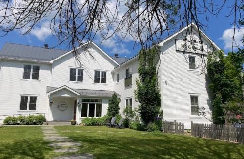Georgeville Hotel | Auberge McGowan