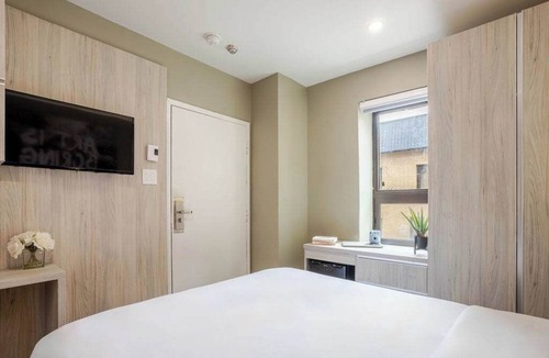 Gay Village Hotel | Aura Queen – Berri-UQAM Vibe