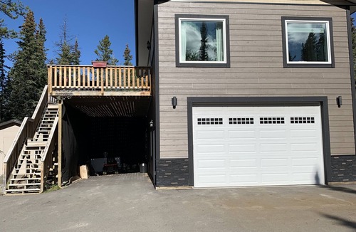 Whitehorse House | Aurora Acreage in the city