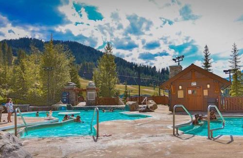 Panorama Apartment | Aurora Townhomes by StayIn