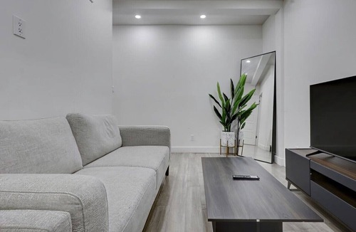 Cote-Des-Neiges—Notre-Dame-De-Grace Apartment | Authentic Stay in the City Heart
