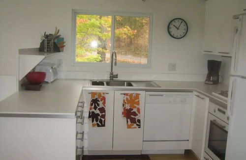 Frontenac Cottage | Awesome Lakefront:2 br modern, c/a, frplace, view