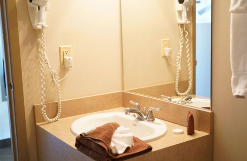Niagara Falls Apartment | Bachelor Apt on Niagara Gorge w/free parking & breakfast!