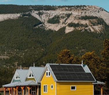 Nordegg House | Baldy- Modern tiny home in historic Nordegg