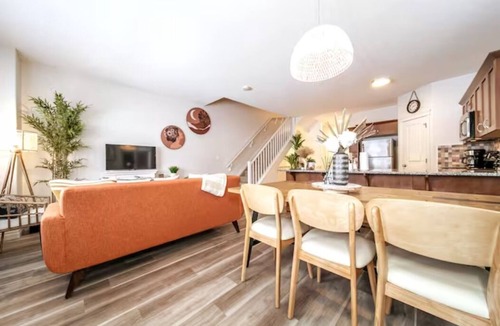 Northwest Edmonton House | Bali Escape-King Bed☆Jetted Tub☆Fireplace-Garage