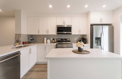 Northwest Calgary House | Banff 1hr | Central AC | Pond View | Rooftop Balcony