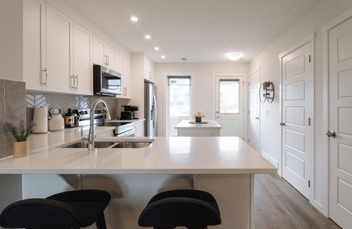 Northwest Calgary House | Banff 1hr | Central AC | Pond View | Rooftop Balcony