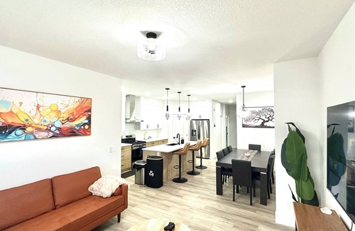 Airdrie House | Banff Access, Netflix, Xbox, and WiFi for 10 guest