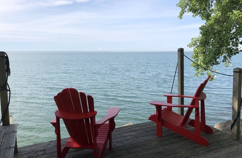 Kingsville Cottage | BarefootonPelee: Stonehouse [No Cleaning Fee! Fibre Internet!]