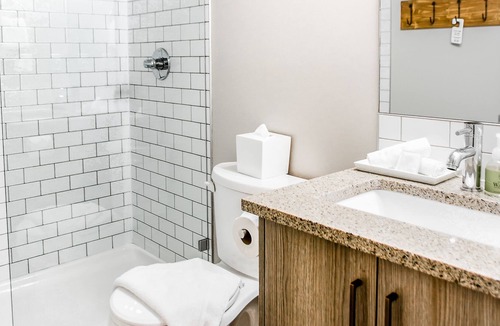 Canmore Cabin | Basecamp Lodge I Deluxe King Room