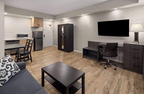 West Edmonton Hotel | Baymont By Wyndham West Edmonton
