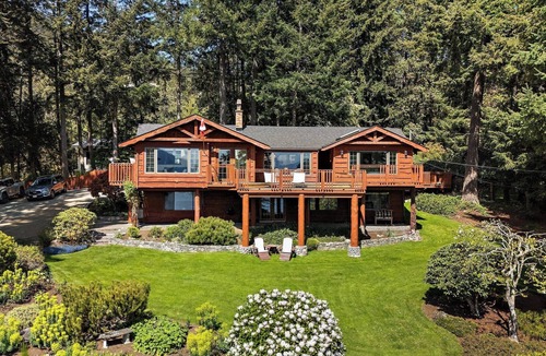 Maple Bay House | Bayview Place | Ocean View Log Retreat, Hot Tub