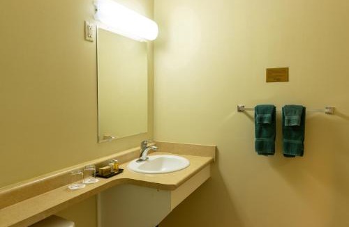 Fort McMurray Hotel | BCMInns - Fort McMurray - Rusty's