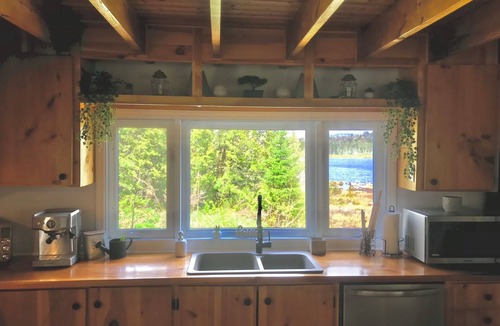 Chertsey Cottage | BeachCottageJaccuzzi 2Bdr, LakeView, Fireplaces, WiFi/AC, Terrasse, BBQ,Parking