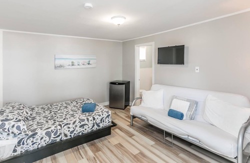 Wasaga Beach Hotel | Beachfront at Beach1 Motel