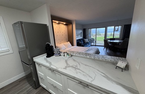 Regional District of Nanaimo Hotel | Beachfront Studio Walkout Condo