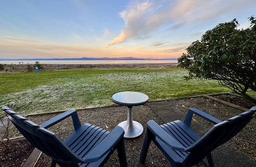 Regional District of Nanaimo Hotel | Beachfront Studio Walkout Condo
