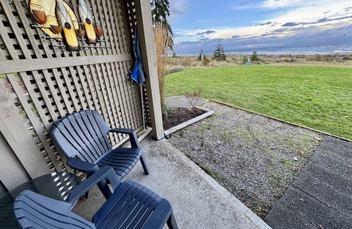 Regional District of Nanaimo Hotel | Beachfront Studio Walkout Condo