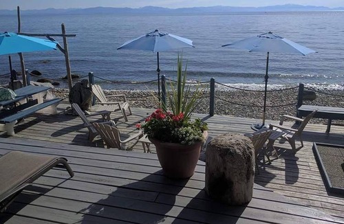 Davis Bay Cottage | BEACHSIDE by the Bay, Waterfront, Hot Tub & Beach!