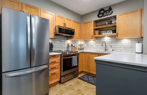Courtenay Condo | Bear Paws Suite - hot tub!