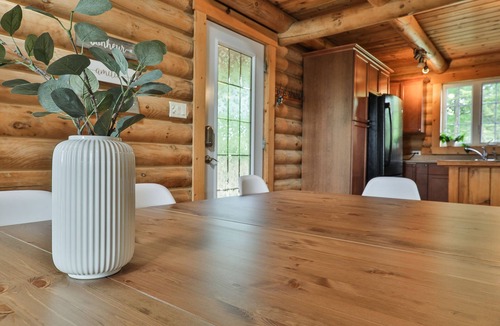 Pine Hill Ski Chalet | Beautiful log chalet w/a max capacity of 12 guests located 1hr from Mtl and Ott